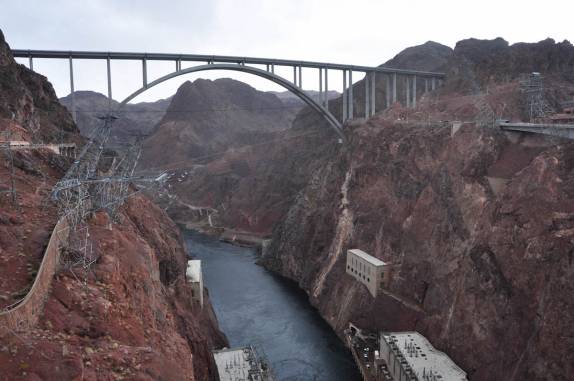 Ponte atravessa desfiladeiro e liga os estados de Nevada e Arizona, bem em frente ao Hoover Dam, nos Estados Unidos